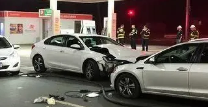 batida de carro em posto de combustível