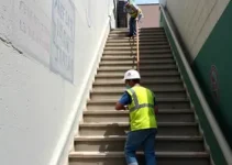 zeladoria em escadaria pública